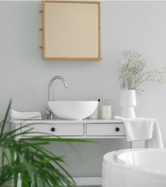 bathroom with sink, bathtub and mirror